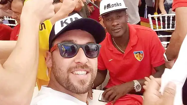 Taraftar Asamoah Gyan'ı bağrına bastı