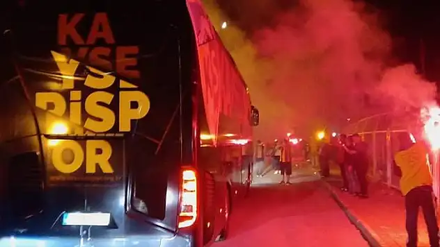 Taraftar Kayserispor'u bağrına bastı