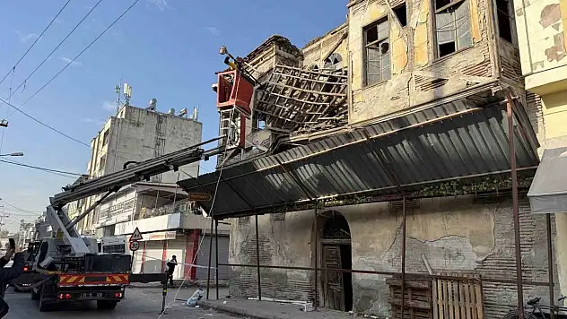 Tarihi binanın çatısı çöktü