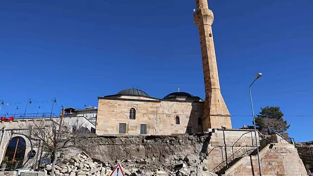 400 yıllık caminin istinat duvarı çöktü!
