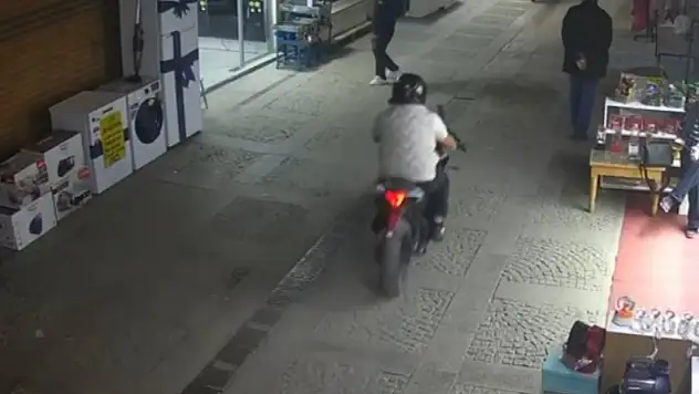 Yayaya çarpıp arkasına bakmadan kaçtı!
