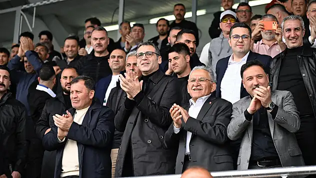 Tarihi zafer şehir protokolünü statta buluşturdu
