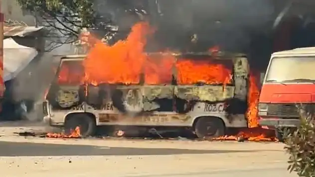 Tatlıcı aracı birden alev aldı!