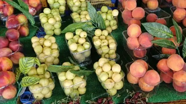 Taze çeşit çeşit meyve ve sebzeler bu pazarda (2 Mayıs Cumartesi)