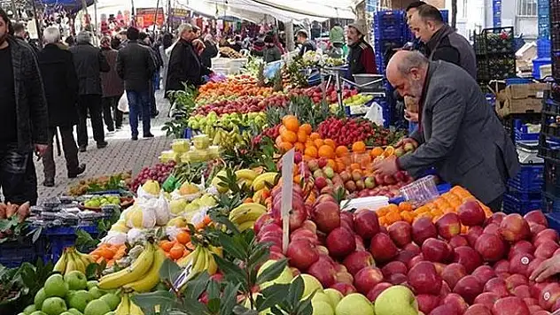 Taze çeşit çeşit meyve ve sebzeler bu pazarda (16 Mayıs 2026)