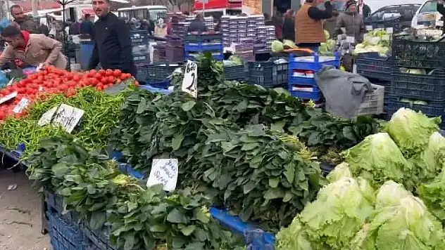 Taze meyve sebze çarşamba semt pazarında (16 Nisan Çarşamba)