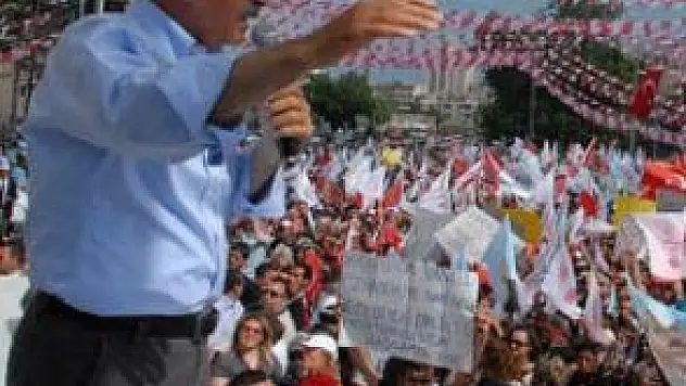 TAZMİNAT DAVASI NEDENİYLE CHP LİDERİNİN MAAŞINA HACİZ KONULDUĞU İDDİA EDİLDİ