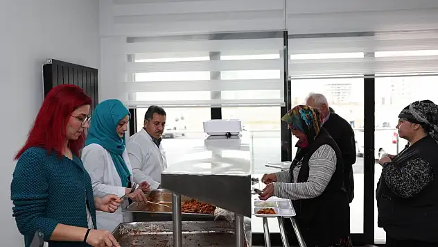 Tedavi gören depremzede yakınlarını misafirhanede ağırlanıyor