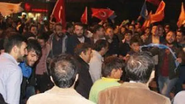 TEK BAŞINA İKTİDAR DAVUL ÇALINARAK KUTLANDI