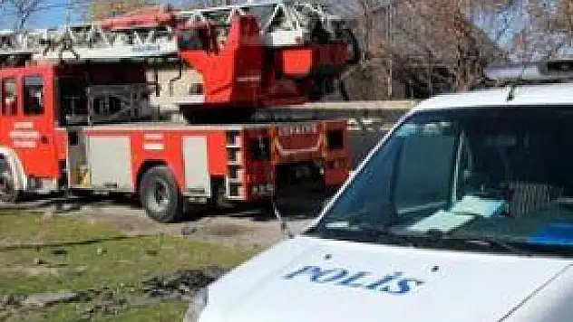 TEK KATLI EVDE ÇIKAN YANGIN KORKUTTU