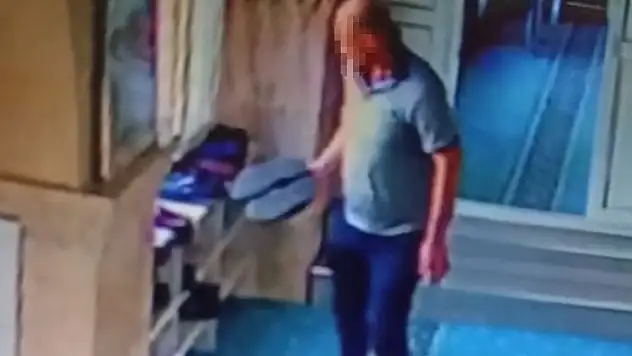 Tek tek incelediği ayakkabılardan beğendiğini çaldı!