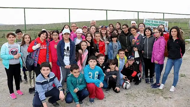 Tekden Koleji öğrencileri 200 fidanı toprakla buluşturdu