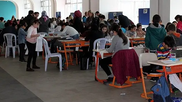 Tekden Kolejinde İngilizce tişört boyama etkinliği yapıldı