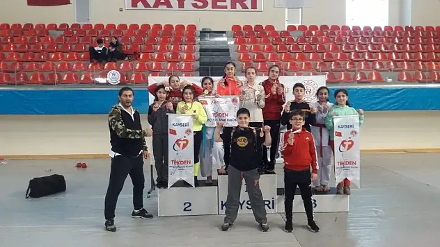 Tekden öğrencileri karatede madalyaları topladı
