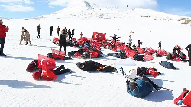 Tekden Ortaokulu öğrencileri vatan için yürüdü