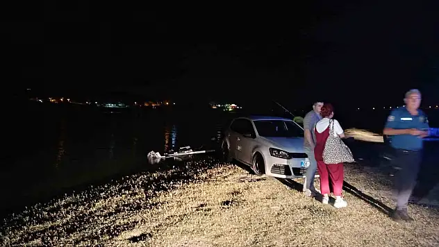 Tekneden düşen genç gölde kayboldu