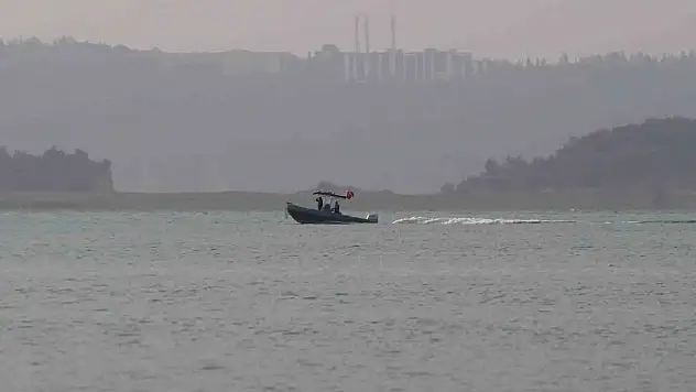 Tekneden düşen genci arama çalışmaları devam ediyor