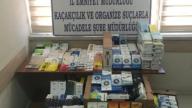 Telefon dükkanına operasyon: 3 bin 100 adet kaçak cep telefon aksesuarı ve yedek parçası ele geçirildi