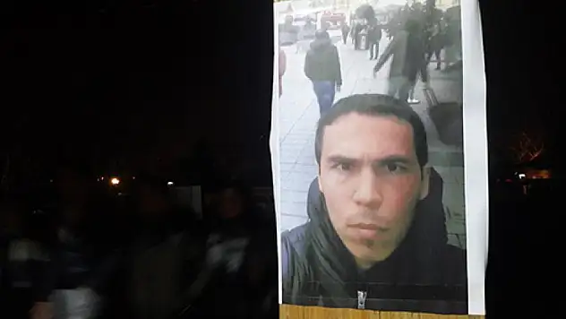Teröristin fotoğrafı parklara asıldı 