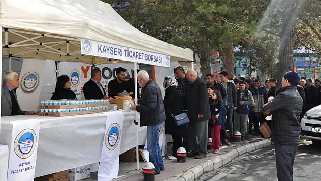 Ticaret Borsası Tarım Fuarında 5 bin sucuk ekmek dağıttı