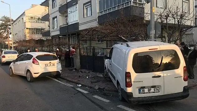 Ticari araç ile otomobil çarpıştı
