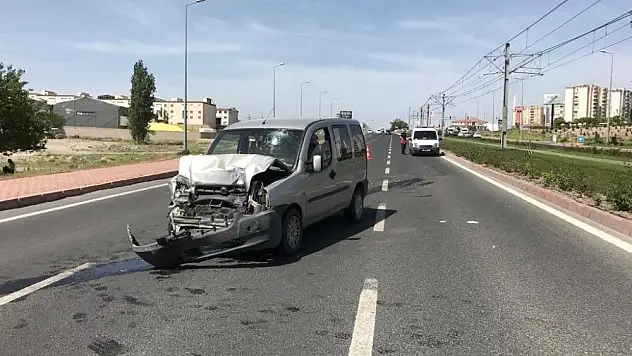 Ticari araç servise arkadan çarptı: 3 yaralı