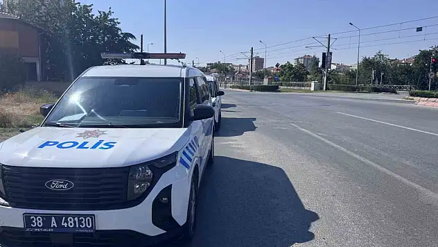 Ticari araç elektrikli bisiklete çarptı!