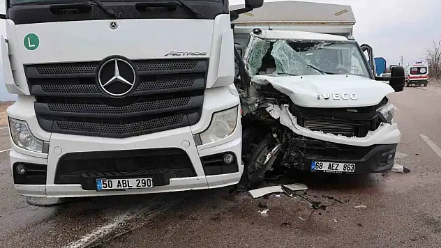 Tır ve kamyon çarpıştı, yürekler ağza geldi...