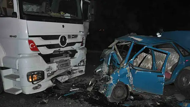 Tırla çarpışan otomobil hurdaya döndü: 3 ölü