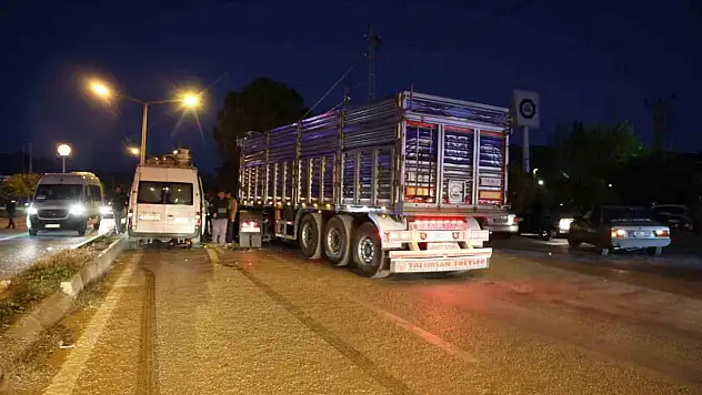 Narenciye işçilerini taşıyan minibüs ile TIR çarpıştı