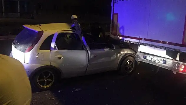 Tırın altına giren otomobilden sağ çıktılar
