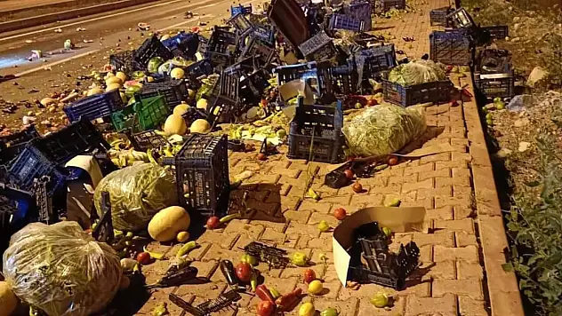 2 tırın çarpıştığı kazada meyveler yola saçıldı