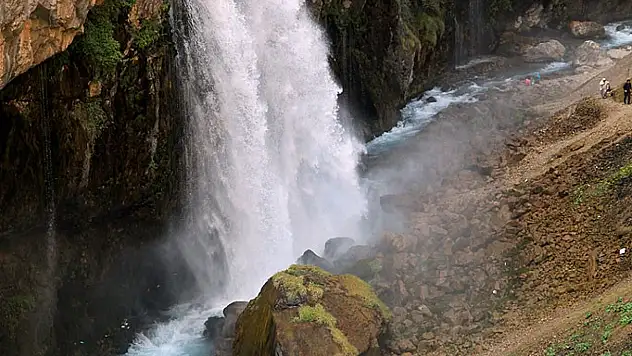 Titreten şelale ilgi görüyor...