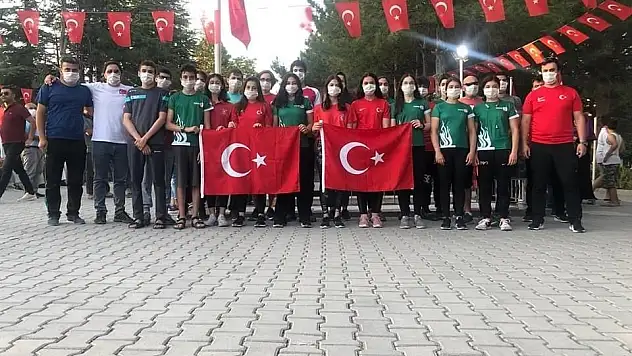 Kayseri TOHM yüzme sporcuları Şehit Ömer Halisdemir'in kabrini ziyaret ettiler