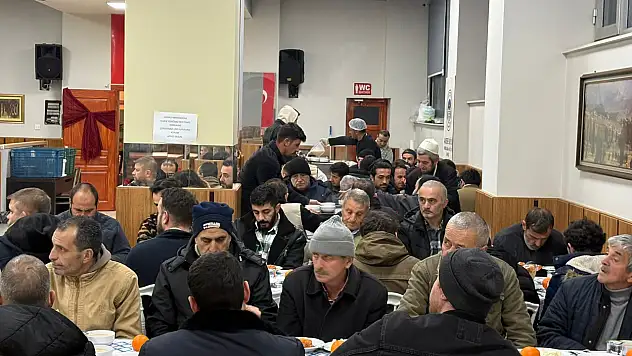 Tomarza Akdere'de yolda kalan kimse aç kalmıyor