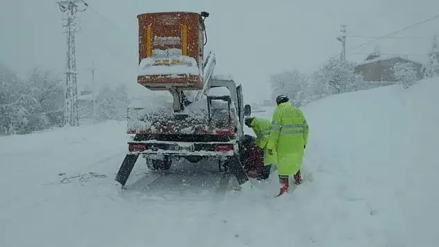 Tomarza'da kar çalışmaları sürüyor