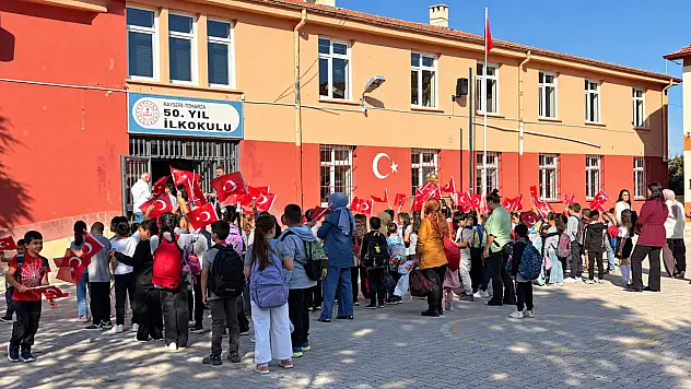 Tomarza'da ilk ders zili çaldı: Okullar yeniden şenlendi