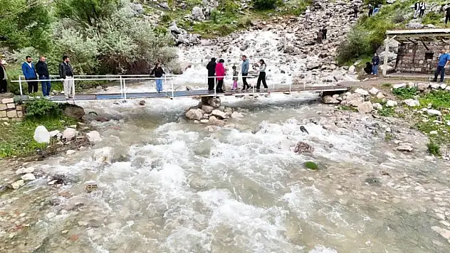 Tomarza'da mucize gerçekleşti: Kuruyan pınar başı yeniden akmaya başladı