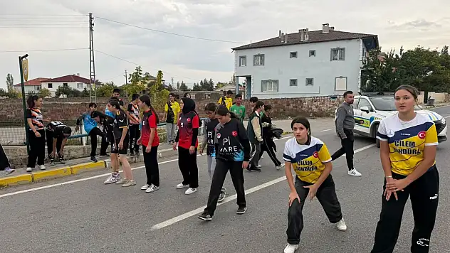 Tomarza'da öğrenciler Cumhuriyet Kupası için yarıştı
