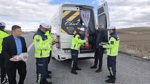 Tomarza'da servis şoförlerine eğitim verildi