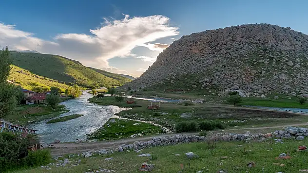 Dağdan fışkıran su kaynağı ile ilgili gerçek ne?