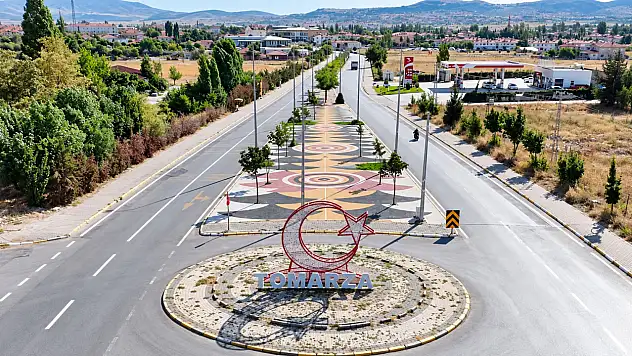 Tomarza'nın girişi rengârenk oldu