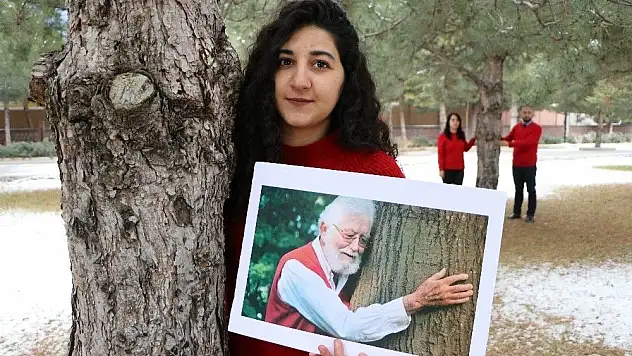 'Toprak Dede'nin anısına 100 ağacı toprakla buluşturdu