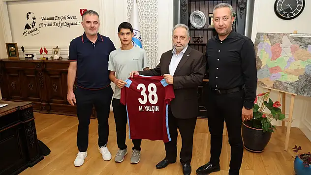 Trabzonspor'a transfer olan genç futbolcudan ahde vefa örneği