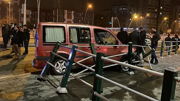 Trafik kazası, 3 otomobil çarpıştı
