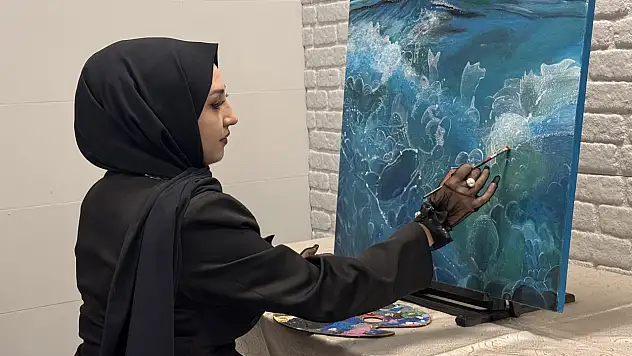 Trafik kazası onu durduramadı: Resimleriyle hayata döndü!