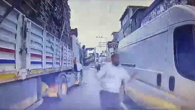 Araç kamerası kaydetti: Tır yolcusundan bıçaklı tehdit