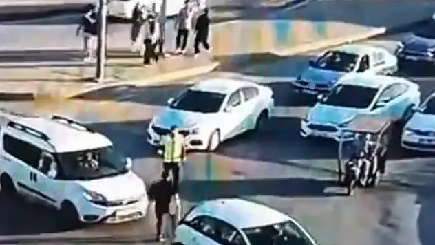 Dur ihtarına uymayan şahıs polise sopayla saldırdı