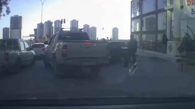 Trafikte sopa ve sandalyeler ile saldırdılar!