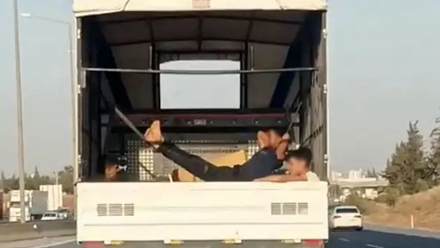 Trafikte tehlikeli anlar! Biri iple bağladı, diğeri kamyonete hamak kurdu